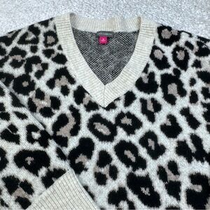 Vince Camuto Leopard Cheetah Print Soft Cozy Sweater. Vneck oversized XS